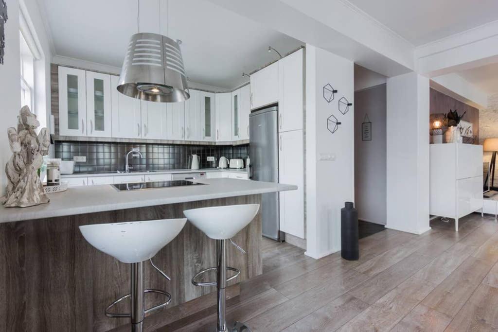 Superb Central Location, No Car Needed - Spacious Ακουρέιρι Εξωτερικό φωτογραφία