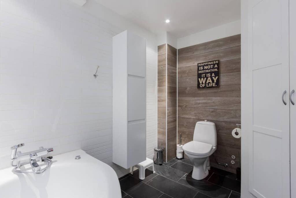 Superb Central Location, No Car Needed - Spacious Ακουρέιρι Εξωτερικό φωτογραφία