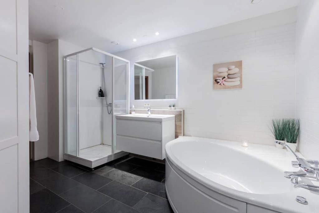 Superb Central Location, No Car Needed - Spacious Ακουρέιρι Εξωτερικό φωτογραφία