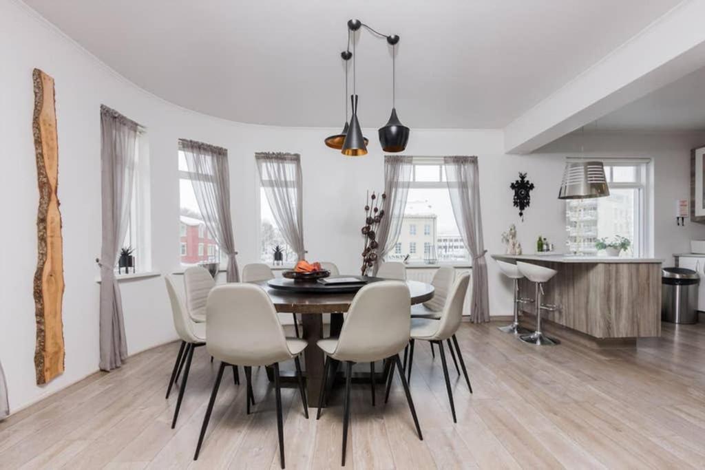 Superb Central Location, No Car Needed - Spacious Ακουρέιρι Εξωτερικό φωτογραφία