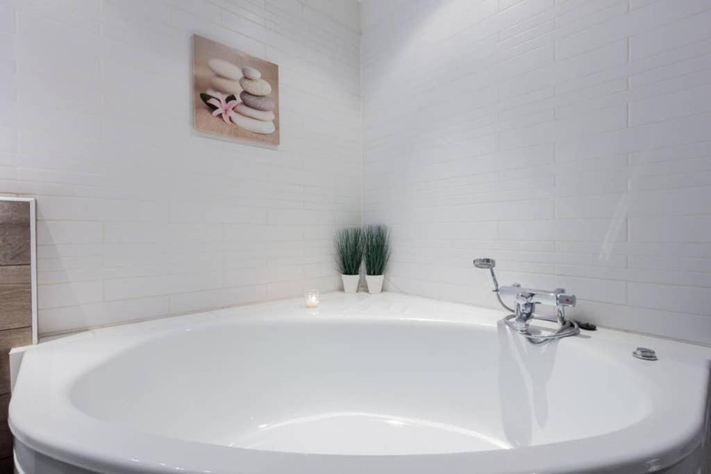 Superb Central Location, No Car Needed - Spacious Ακουρέιρι Εξωτερικό φωτογραφία